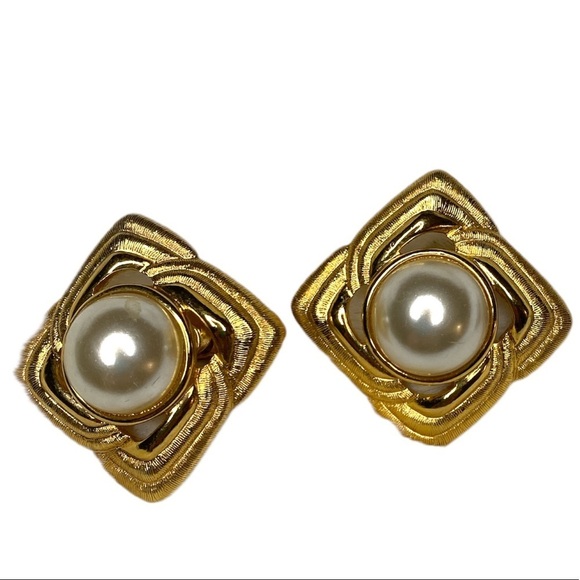 Vintage 80s signed NAPIER maximalist faux pearl gold tone screw back earrings - Picture 5 of 9